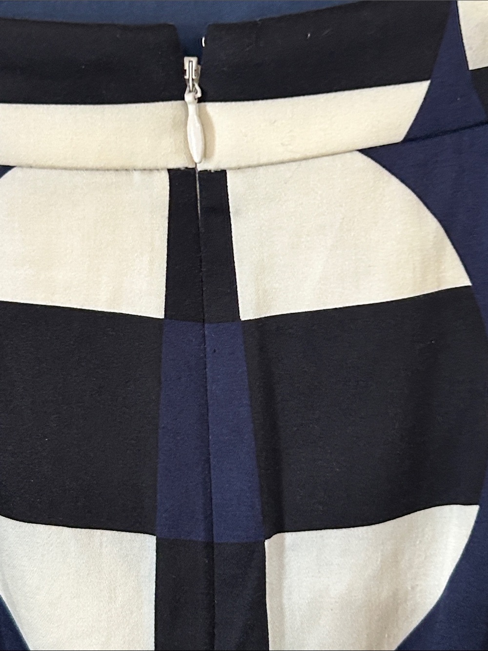 J. Crew The Pencil Skirt Black, Navy, & Cream Geometric Print Cotton SZ 2 - Picture 4 of 8